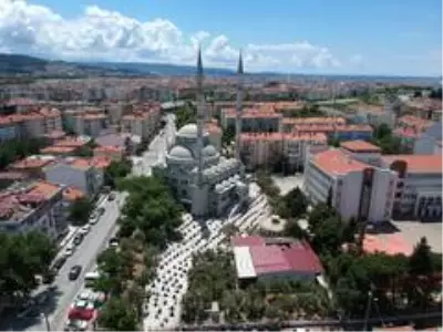 Çanakkale'de sosyal mesafeli ilk cuma namazı kılındı Çanakkale'de sosyal mesafeli ilk cuma namazı kılındı