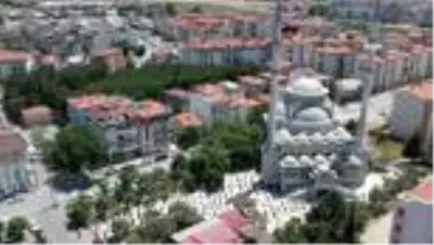 Çanakkale'de sosyal mesafeli ilk cuma namazı kılındı Çanakkale'de sosyal mesafeli ilk cuma namazı kılındı