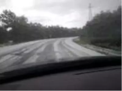 Çatalca'da dolu yağışı! Yollar beyaza büründü, sürücüler zor anlar yaşadı