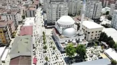 Çekmeköy'de koronavirüsü tedbirleri kapsamında ilk cuma namazı havadan görüntülendi