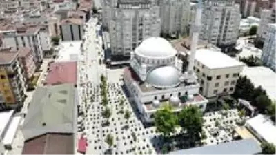 Çekmeköy'de sosyal mesafe kuralına uygun cuma namazı kılındı