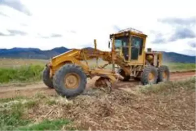 Çiftçiler için arazi yolları düzeltiliyor Çiftçiler için arazi yolları düzeltiliyor