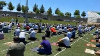 Çınar'da vatandaşlar stadyumda namaz kıldı
