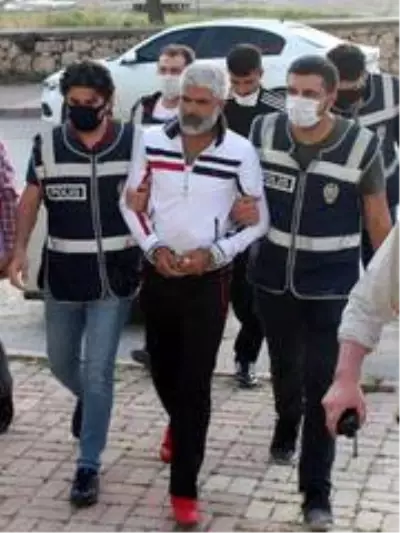 Amatör kümede yer alan Rüstempaşaspor'un başkanı ve oğlu cinayetten tutuklandı Amatör kümede yer alan Rüstempaşaspor'un başkanı ve oğlu cinayetten tutuklandı