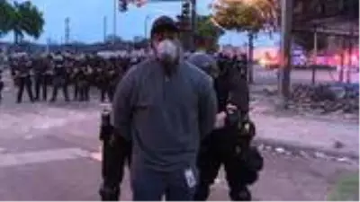 CNN muhabiri, Minneapolis'teki olayları anlatırken canlı yayında gözaltına alındı CNN muhabiri, Minneapolis'teki olayları anlatırken canlı yayında gözaltına alındı