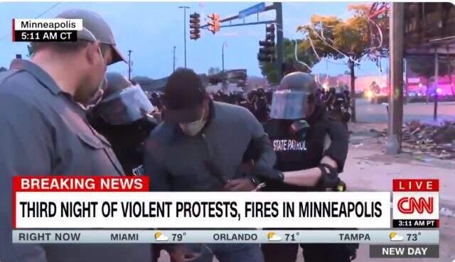 CNN muhabiri, Minneapolis'teki olayları anlatırken canlı yayında gözaltına alındı CNN muhabiri, Minneapolis'teki olayları anlatırken canlı yayında gözaltına alındı
