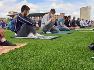 Çorum'da 74 gün sonra ilk cuma namazı Çorum'da 74 gün sonra ilk cuma namazı