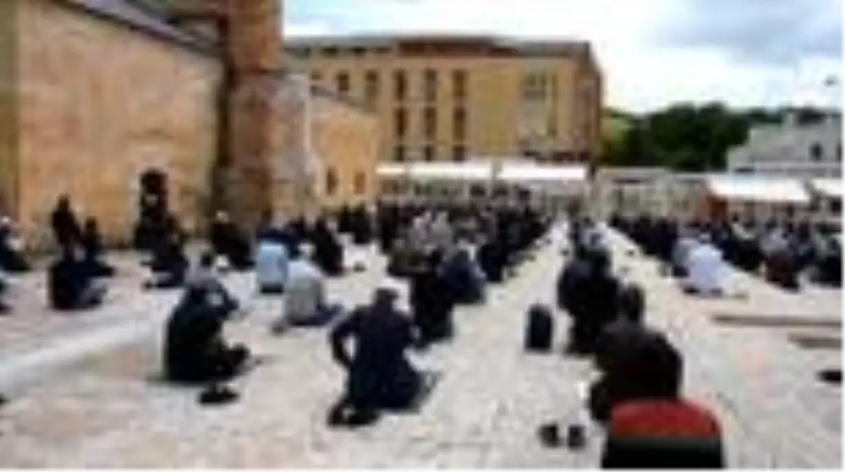 Cuma namazı, salgın sonrası ilk kez kılındı