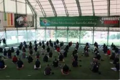 Cuma namazı spor salonunda sosyal mesafe ile kılındı Cuma namazı spor salonunda sosyal mesafe ile kılındı