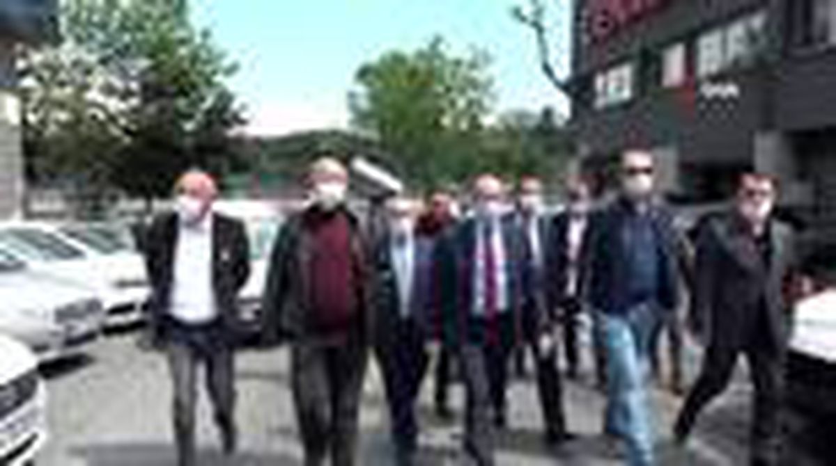 Demokratlar Platformundan TELE1 Televizyonu önünde siyah çelenkli protesto