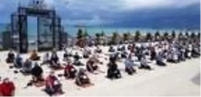 Deniz kenarında sosyal mesafeli namaz Deniz kenarında sosyal mesafeli namaz