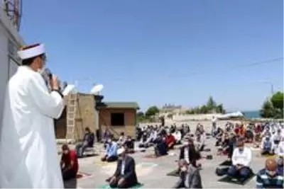 Edremit'te cuma namazı kılındı Edremit'te cuma namazı kılındı