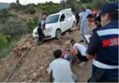 El freni çekilmeyen otomobil hareketlendi, çarptığı 4 arkadaş yaralandı