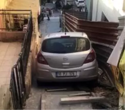 El freni çekilmeyen otomobil merdivenlere uçtu, faciadan dönüldü