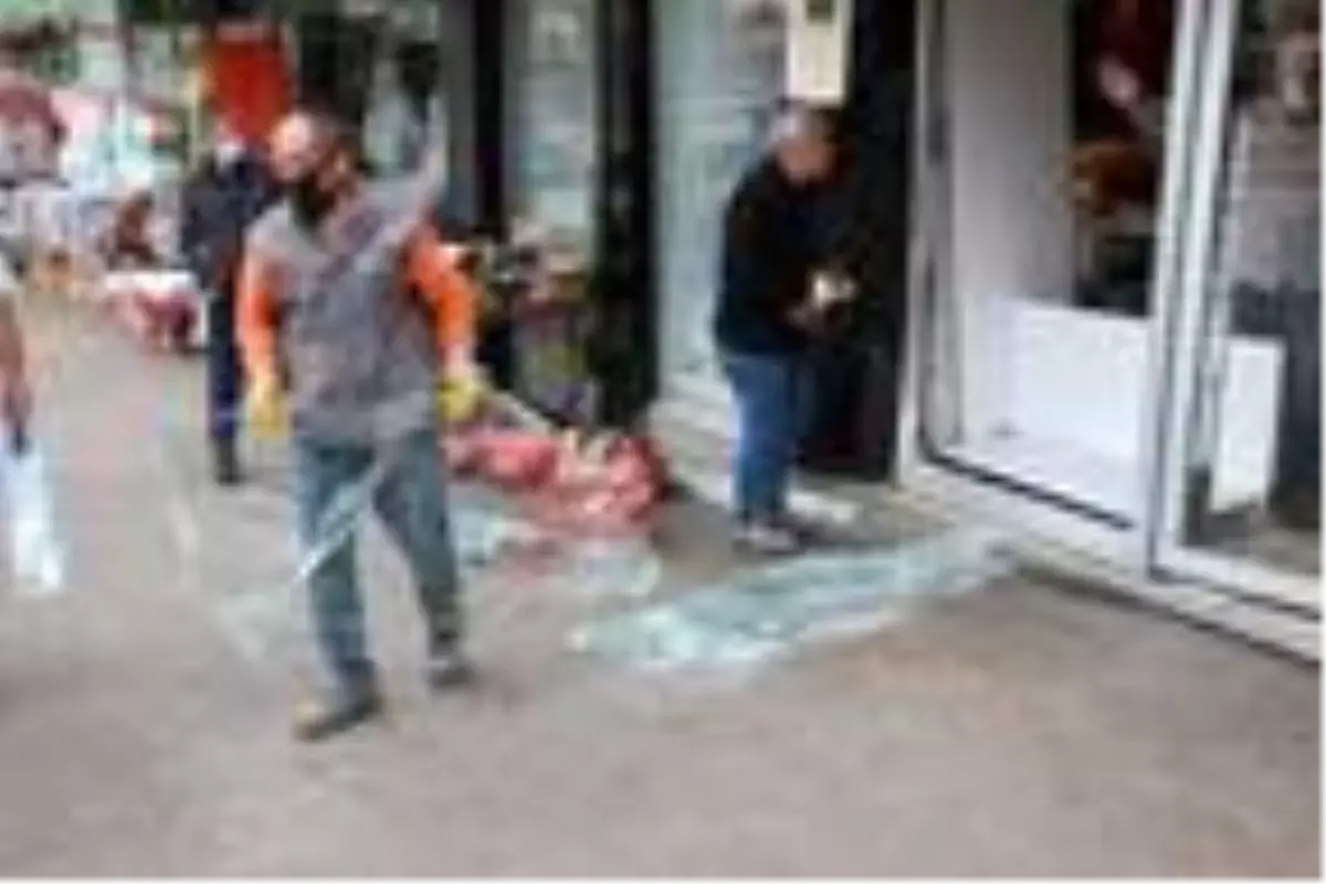 El freni çekilmeyen otomobil önce araca ardından iş yerinin vitrinine çarptı