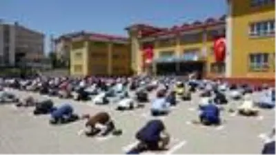 Erciş'te cuma namazı için sosyal mesafe çizgileri oluşturuldu Erciş'te cuma namazı için sosyal mesafe çizgileri oluşturuldu