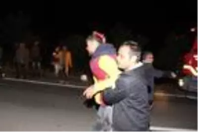 Freni patlayan hafif ticari araç, TIR'ın altına girdi: 4 yaralı Freni patlayan hafif ticari araç, TIR'ın altına girdi: 4 yaralı