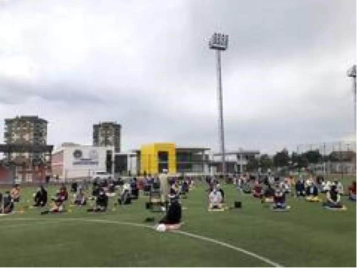 Futbol sahasında Cuma namazı kılındı