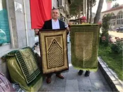 Geyikli Belediyesi ilk namazda seccade hediye etti Geyikli Belediyesi ilk namazda seccade hediye etti