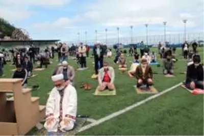 Giresun'da sosyal mesafeli ilk Cuma namazı kılındı Giresun'da sosyal mesafeli ilk Cuma namazı kılındı