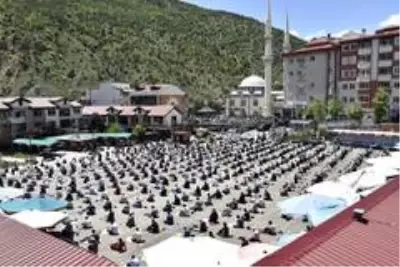 Gümüşhane'de 2,5 ay sonra ilk Cuma namazı kılındı Gümüşhane'de 2,5 ay sonra ilk Cuma namazı kılındı