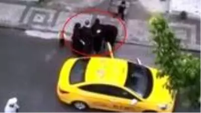 Hamile kadını aracından indirip bina merdiveninde doğum yapmasına sebep olan taksiciye ev hapsi verildi Hamile kadını aracından indirip bina merdiveninde doğum yapmasına sebep olan taksiciye ev hapsi verildi