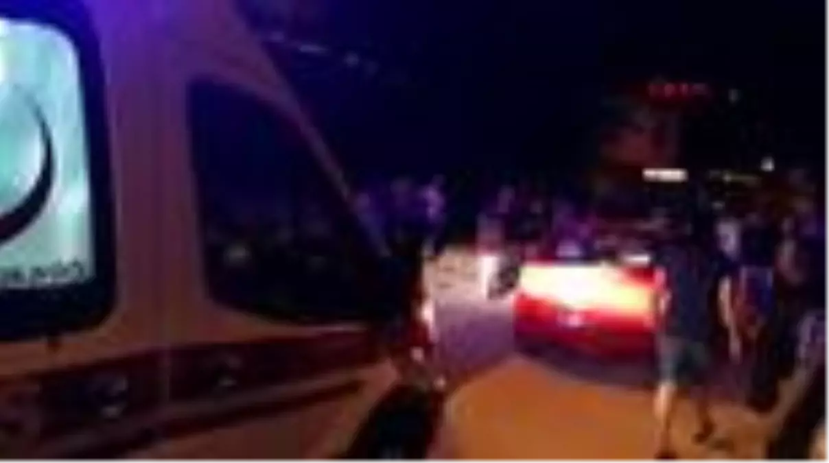 İki kardeşin yaralandığı kaza yerinde toplananlar, sosyal mesafeyi unuttu