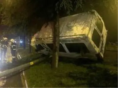 Isparta'da işçi minibüsü yan yattı, 5 kişi yara almadan kurtuldu Isparta'da işçi minibüsü yan yattı, 5 kişi yara almadan kurtuldu