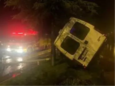 Isparta'da işçi minibüsü yan yattı, 5 kişi yara almadan kurtuldu Isparta'da işçi minibüsü yan yattı, 5 kişi yara almadan kurtuldu