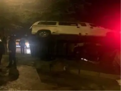 Isparta'da işçi minibüsü yan yattı, 5 kişi yara almadan kurtuldu Isparta'da işçi minibüsü yan yattı, 5 kişi yara almadan kurtuldu