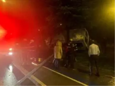Isparta'da işçi minibüsü yan yattı, 5 kişi yara almadan kurtuldu Isparta'da işçi minibüsü yan yattı, 5 kişi yara almadan kurtuldu