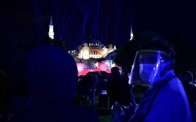 İstanbul'un Fethi'nin 567. yıl dönümü, fethin canlandırılması ve hava fişek gösterileriyle kutlandı
