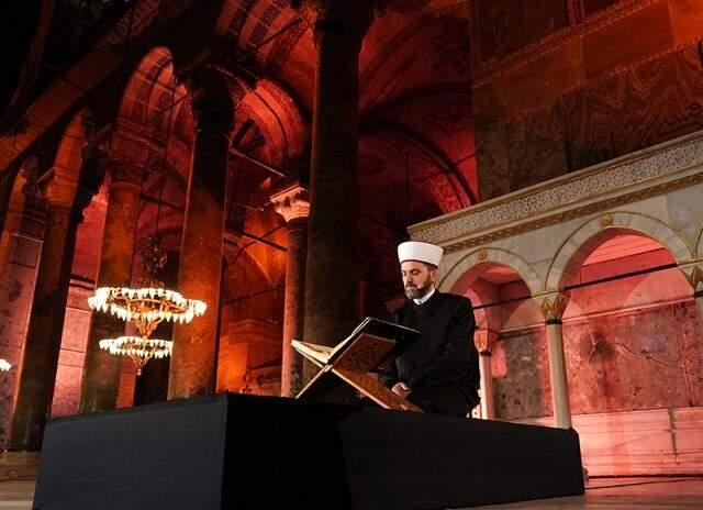 İstanbul'un Fethi'nin 567. yıl dönümü, fethin canlandırılması ve hava fişek gösterileriyle kutlandı