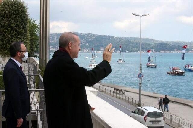 İstanbul'un Fethi'nin yıl dönümü etkinlikleri kapsamında Boğaz'dan geçen yelkenliler Cumhurbaşkanı'nı selamladı