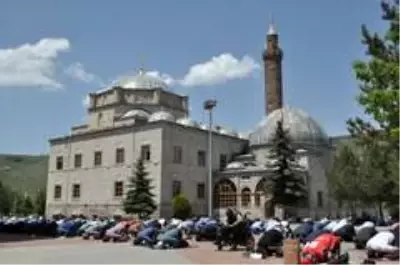 Kars'ta 74 gün sonra ilk cuma namazı kılındı Kars'ta 74 gün sonra ilk cuma namazı kılındı
