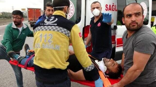 Kazadan yara almadan kurtulan kadın, yol kenarına oturup hüngür hüngür ağladı Kazadan yara almadan kurtulan kadın, yol kenarına oturup hüngür hüngür ağladı