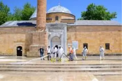 Kırşehir Belediyesi cami ve meydanları Cuma Namazı için dezenfekte edip yıkadı Kırşehir Belediyesi cami ve meydanları Cuma Namazı için dezenfekte edip yıkadı