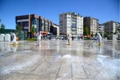 Kırşehir Belediyesi cami ve meydanları Cuma Namazı için dezenfekte edip yıkadı Kırşehir Belediyesi cami ve meydanları Cuma Namazı için dezenfekte edip yıkadı