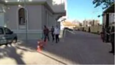 Komşusunun evinden ziynet eşyası ve para çalan şüpheli yakalandı Komşusunun evinden ziynet eşyası ve para çalan şüpheli yakalandı