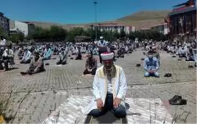 Kovancılar'da cuma namazı meydanda kılındı Kovancılar'da cuma namazı meydanda kılındı