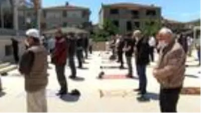 Maltepe Merkez Camii'nde sosyal mesafeli Cuma namazı Maltepe Merkez Camii'nde sosyal mesafeli Cuma namazı