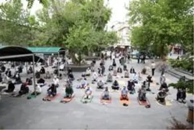 Melikgazi Belediyesi Cuma namazında tek kullanımlık seccade ve maske dağıttı Melikgazi Belediyesi Cuma namazında tek kullanımlık seccade ve maske dağıttı