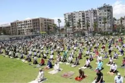 Mersin'de sosyal mesafeli ilk cuma namazı kılındı Mersin'de sosyal mesafeli ilk cuma namazı kılındı