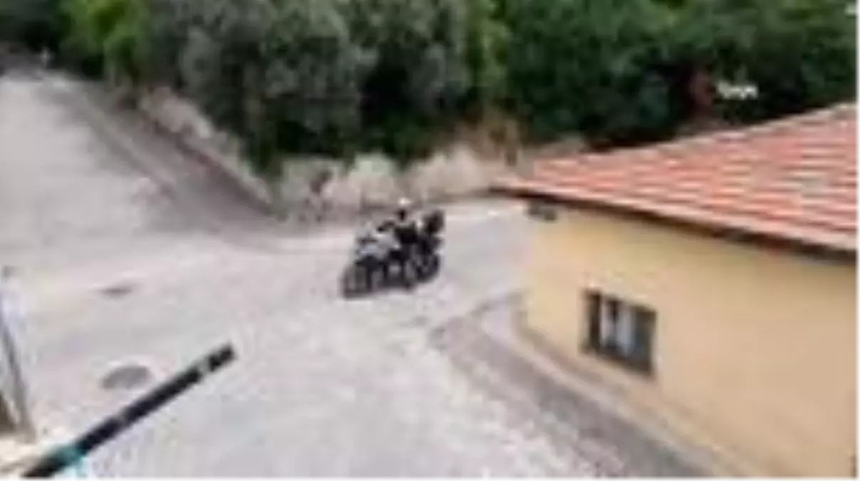 Motosikletli polisten İlayda�ya pastalı doğum günü sürprizi Haber