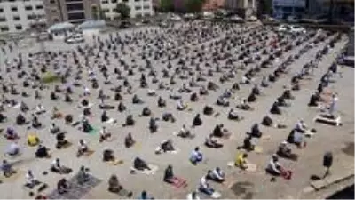 Muş'ta cuma namazı otoparkta eda edildi Muş'ta cuma namazı otoparkta eda edildi