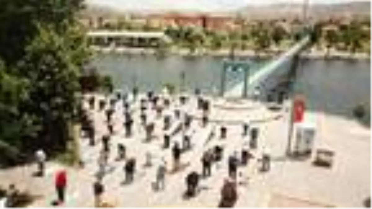 Nevşehir'de cuma namazı açık alanlarda kılındı