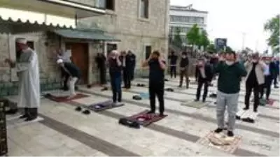 Ordu'da fiziksel mesafeli cuma namazı Ordu'da fiziksel mesafeli cuma namazı