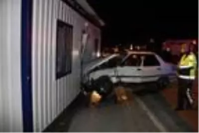 Polis konteynerine çarpan otomobilin sürücüsü yaralandı Polis konteynerine çarpan otomobilin sürücüsü yaralandı