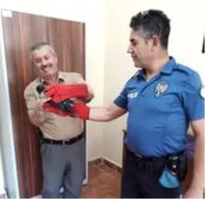 Polis, yaralı şahini görevlilere teslim etti Polis, yaralı şahini görevlilere teslim etti