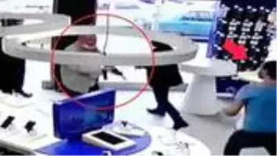 Pompalı tüfekle iş yerini basan saldırganı, içerideki sivil polis etkisiz hale getirdi Pompalı tüfekle iş yerini basan saldırganı, içerideki sivil polis etkisiz hale getirdi